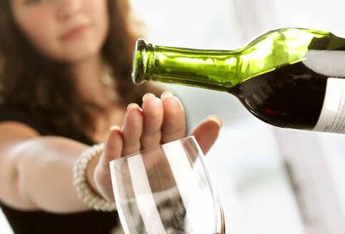 La fille ne lui permet pas de verser son vin dans un verre