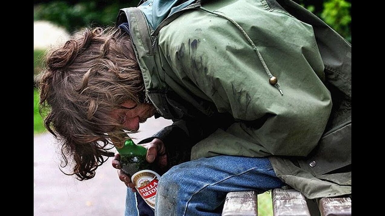 Le mode de vie marginal est une conséquence de l'alcoolisme masculin
